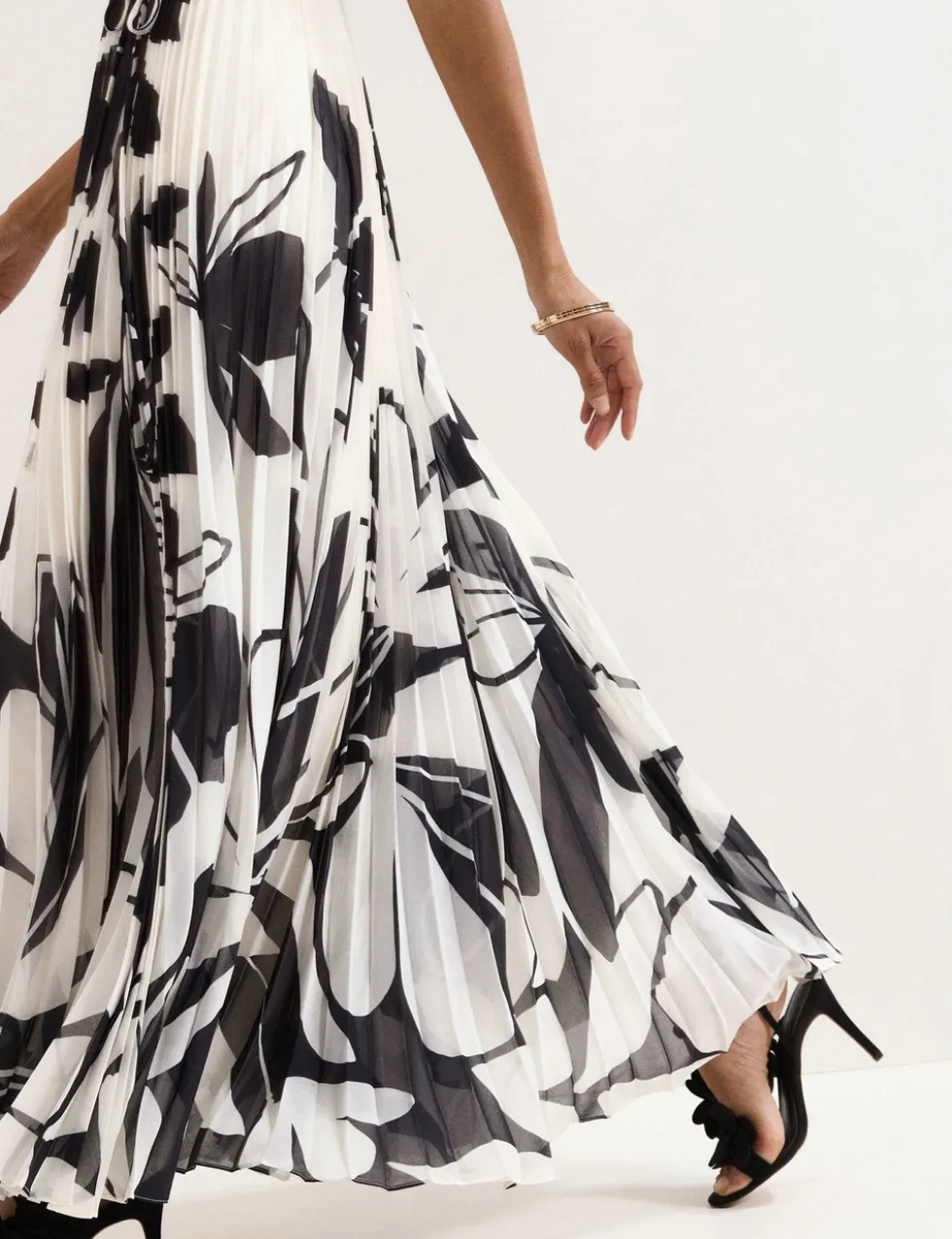 Floral V-Neck Pleated Maxi Skater Dress