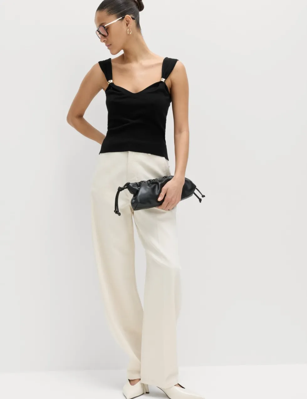 Hardware Detail Slim Fit Cropped Knitted Vest