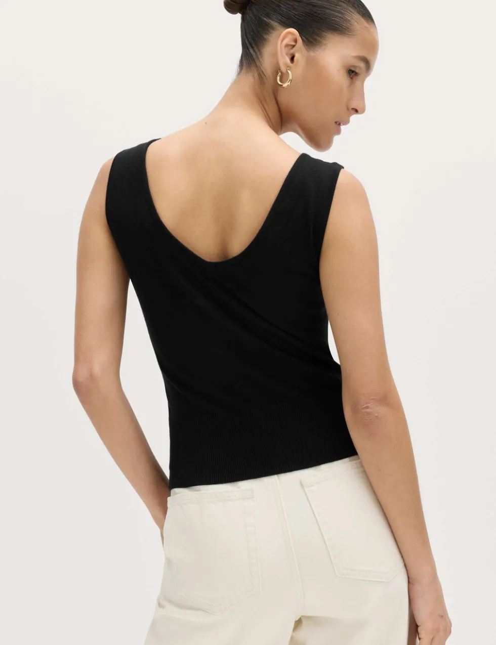 Hardware Detail Slim Fit Cropped Knitted Vest