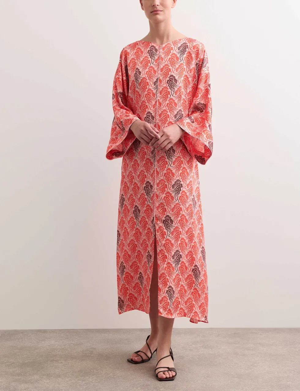 Linear Wave Print V-Neck Maxi Shift Dress
