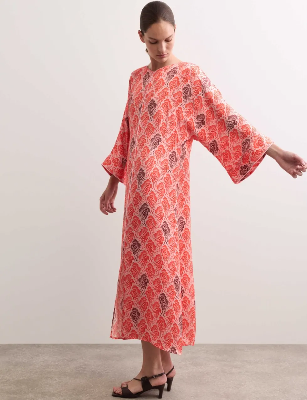 Linear Wave Print V-Neck Maxi Shift Dress