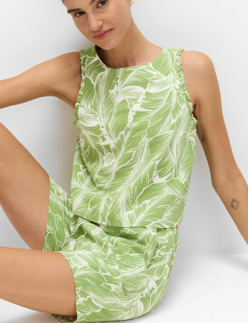 Linen Rich Palm Print Shorts