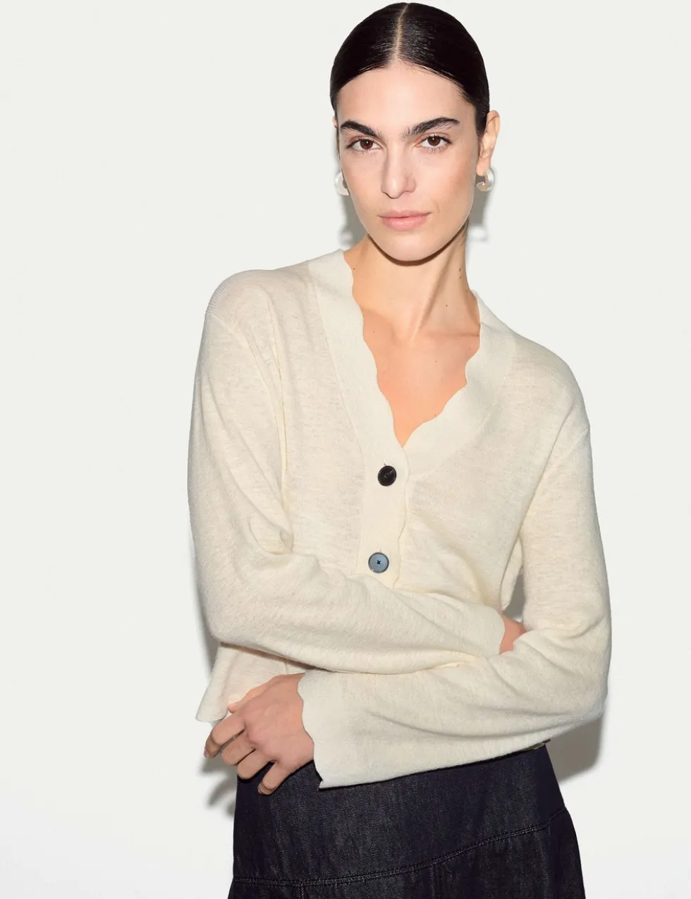 Linen Rich V-Neck Scallop Detail Cardigan