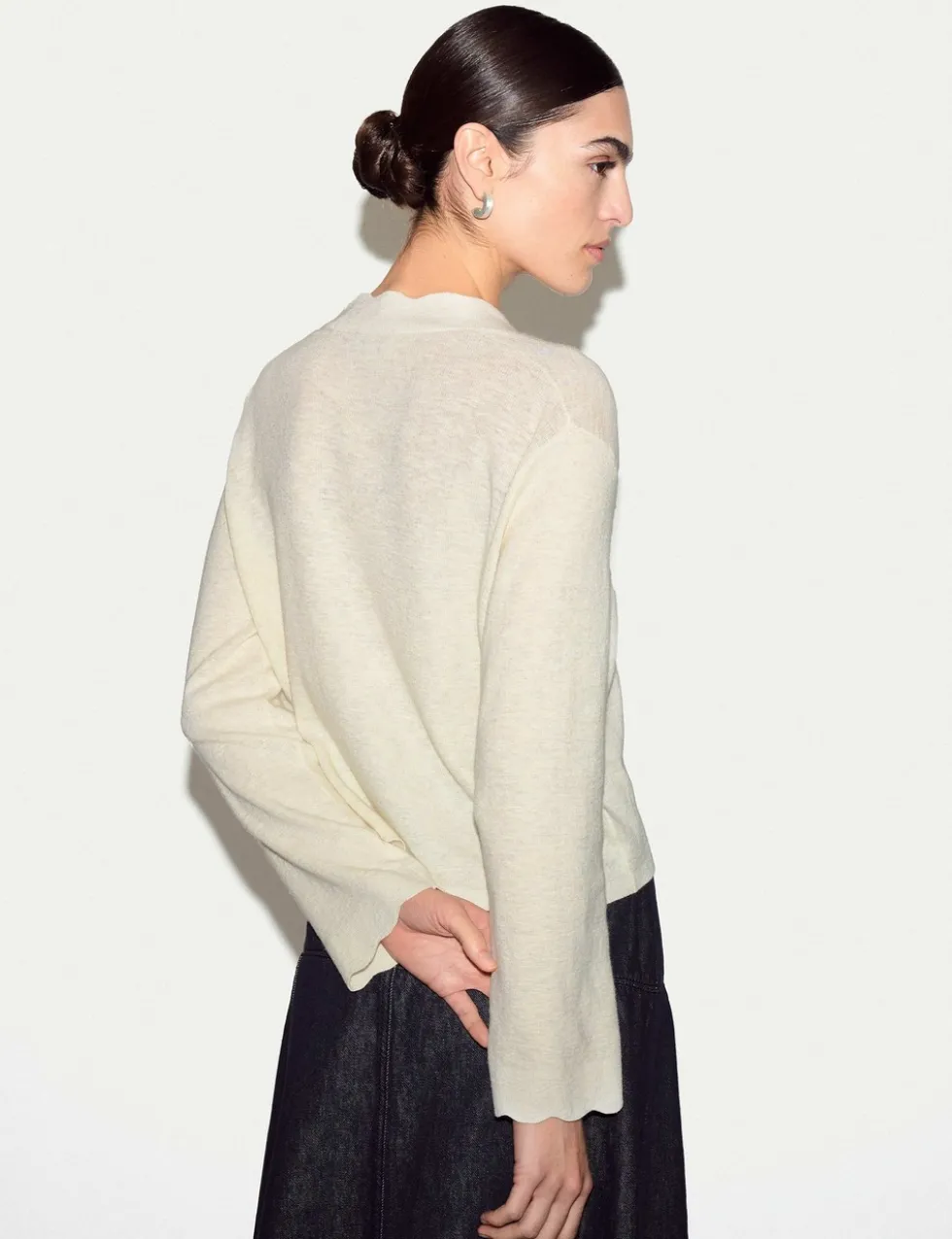 Linen Rich V-Neck Scallop Detail Cardigan