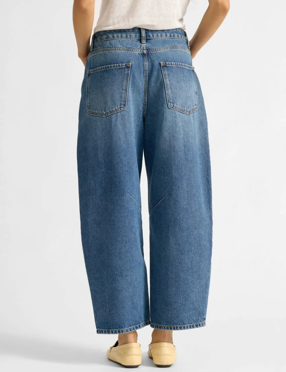 Mid Rise Barrel jeans