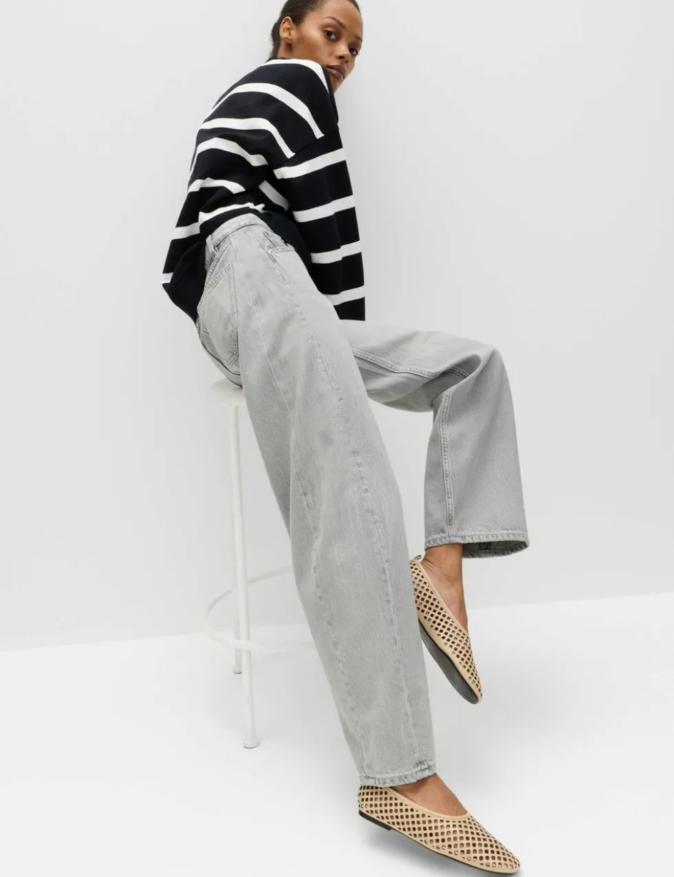 Mid Rise Barrel Jeans