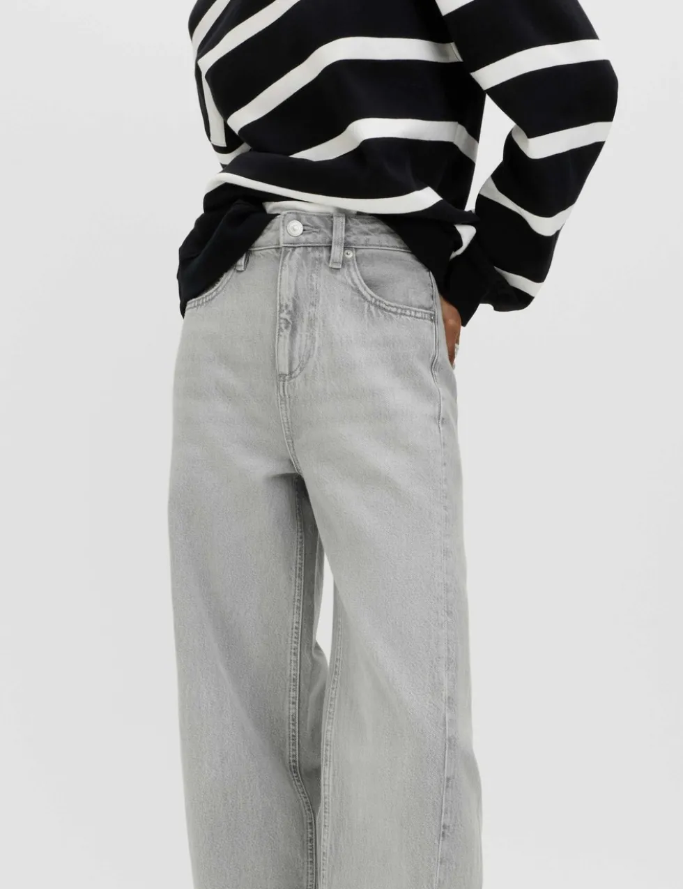 Mid Rise Barrel Jeans