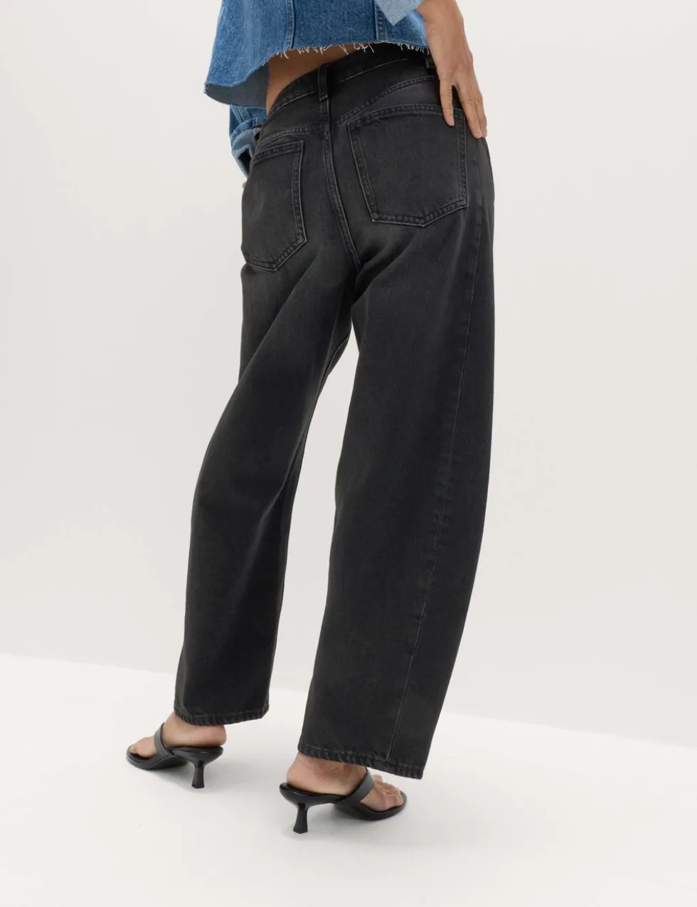 Mid Rise Barrel Jeans