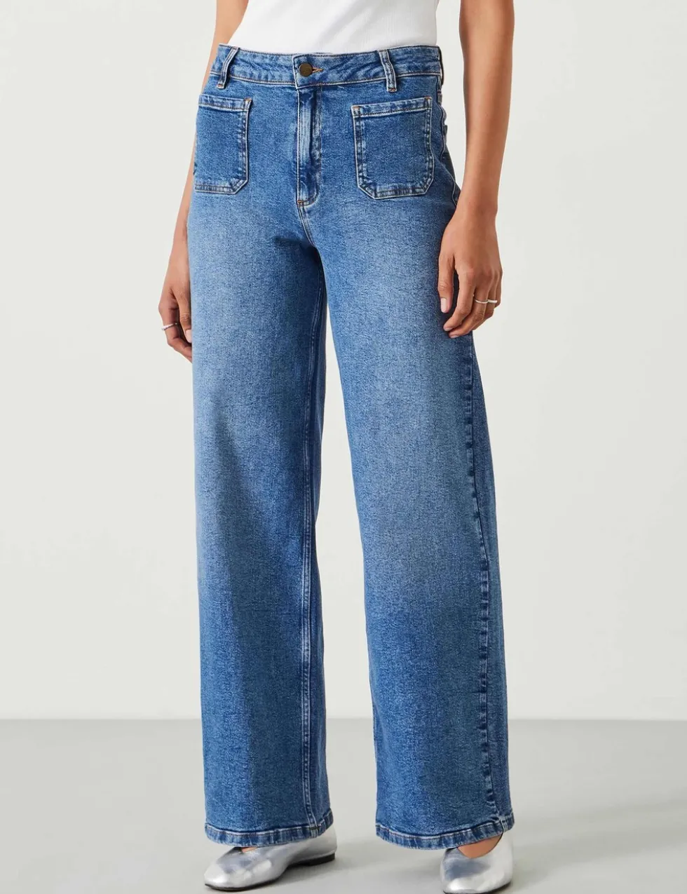 Mid Rise Patch Pocket Wide Leg Jeans