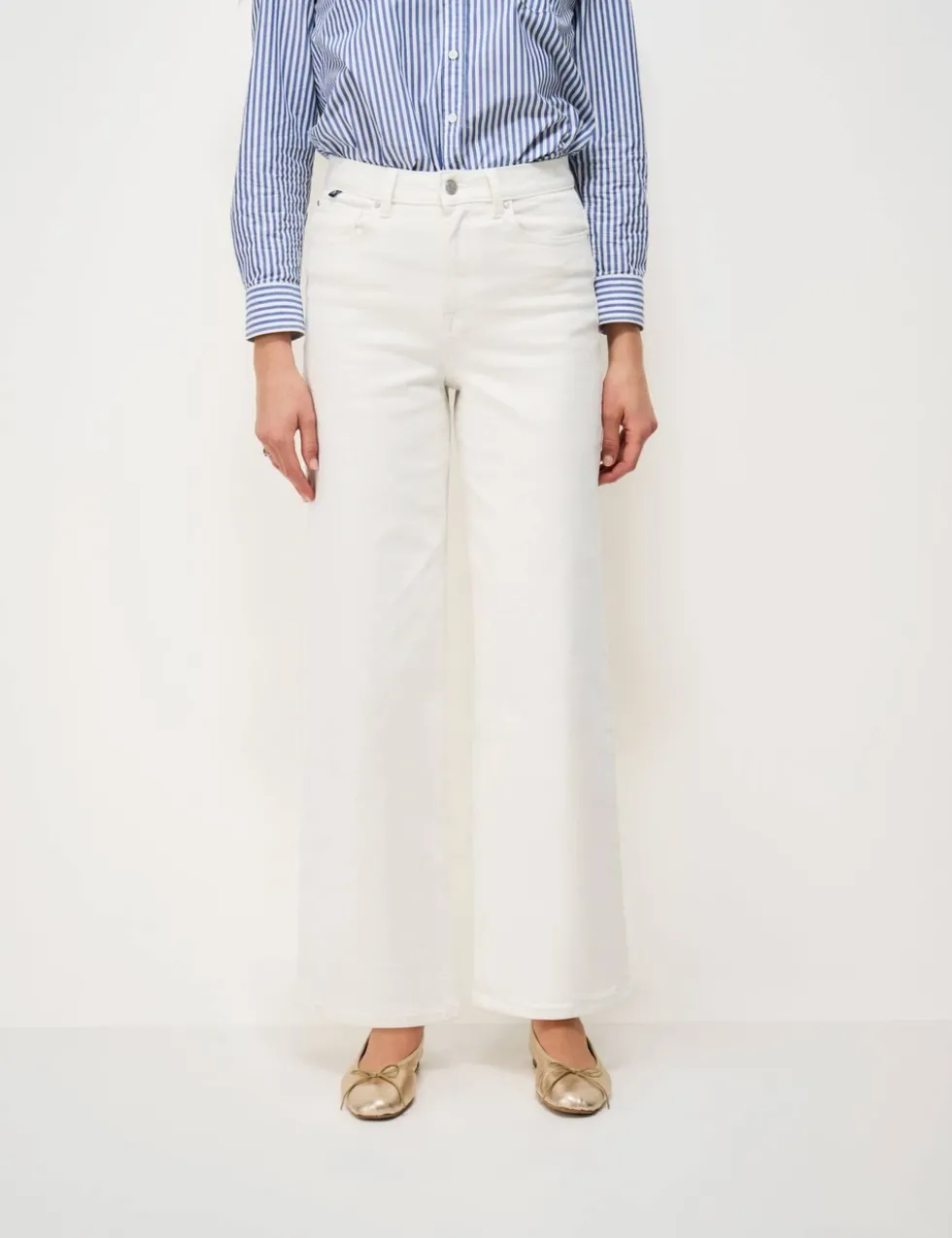 Mid Rise Wide Leg Jeans