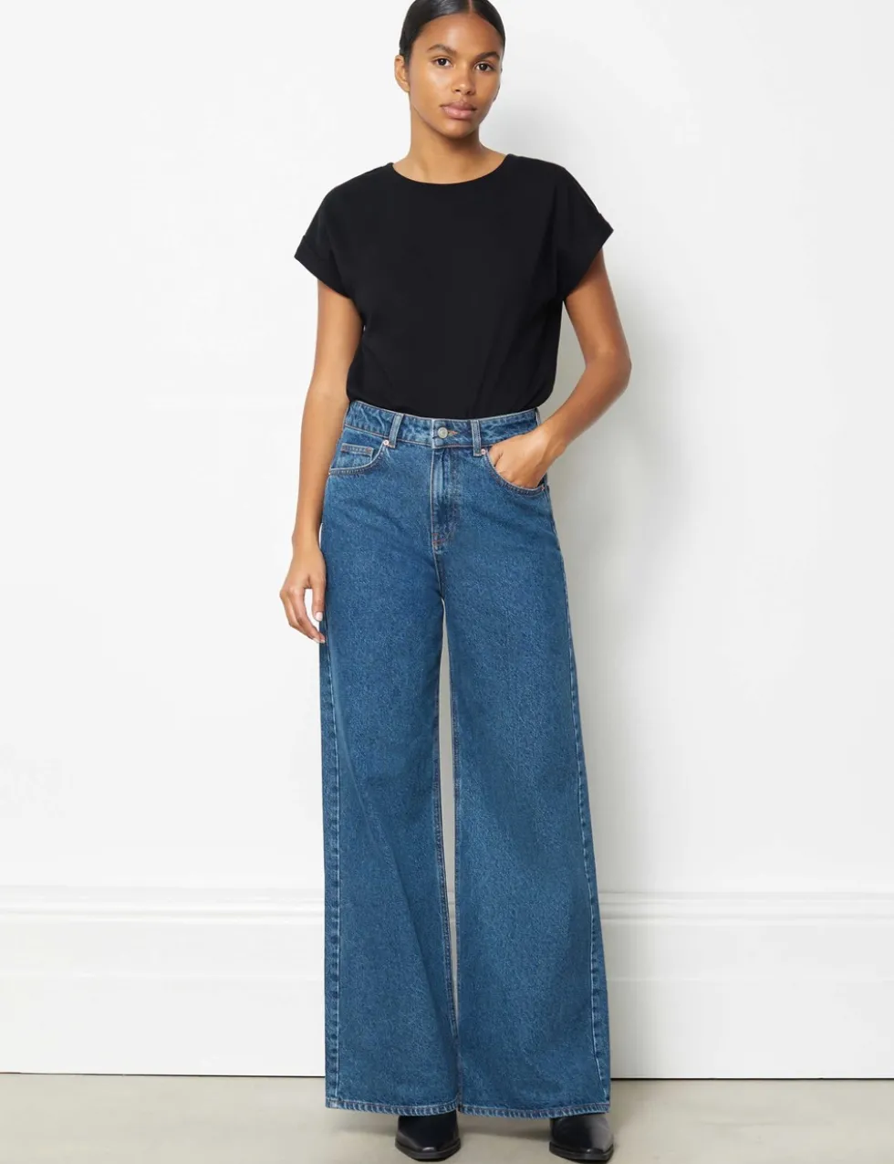 Mid Rise Wide Leg Jeans