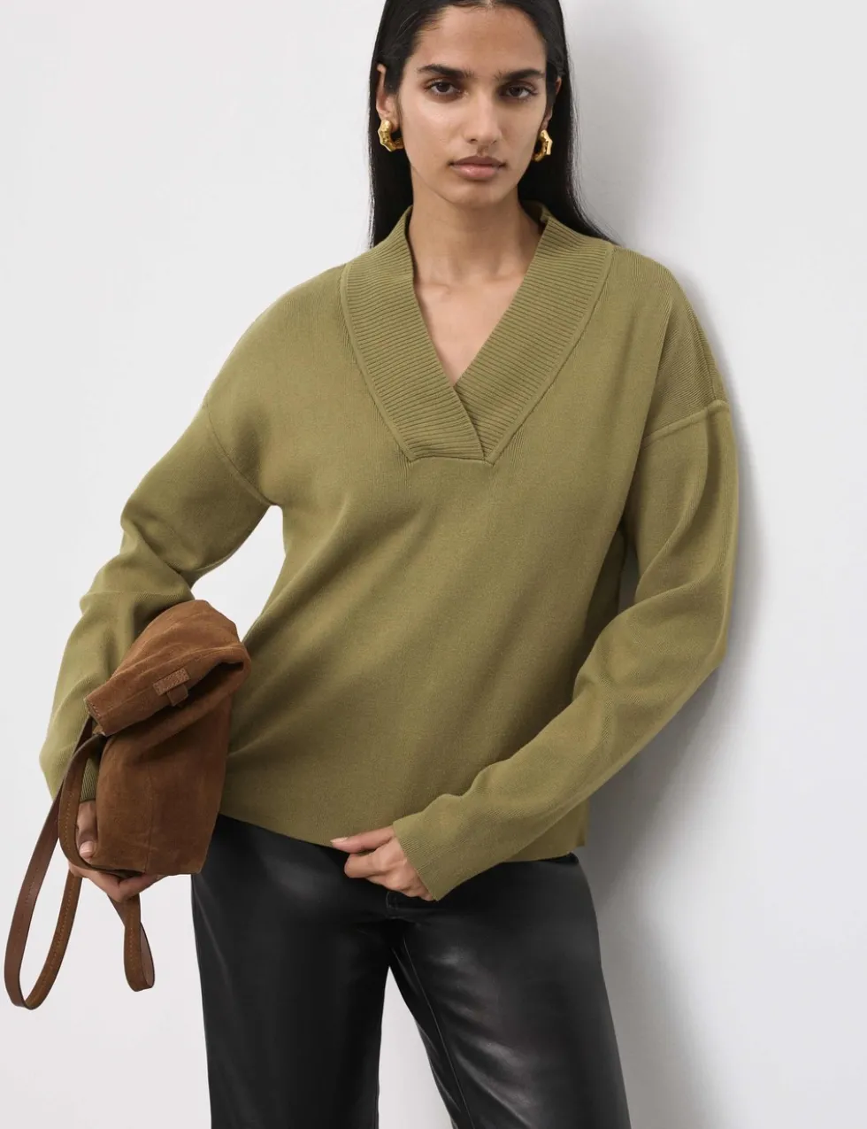 Ribbed Cropped V-Neck Jumper