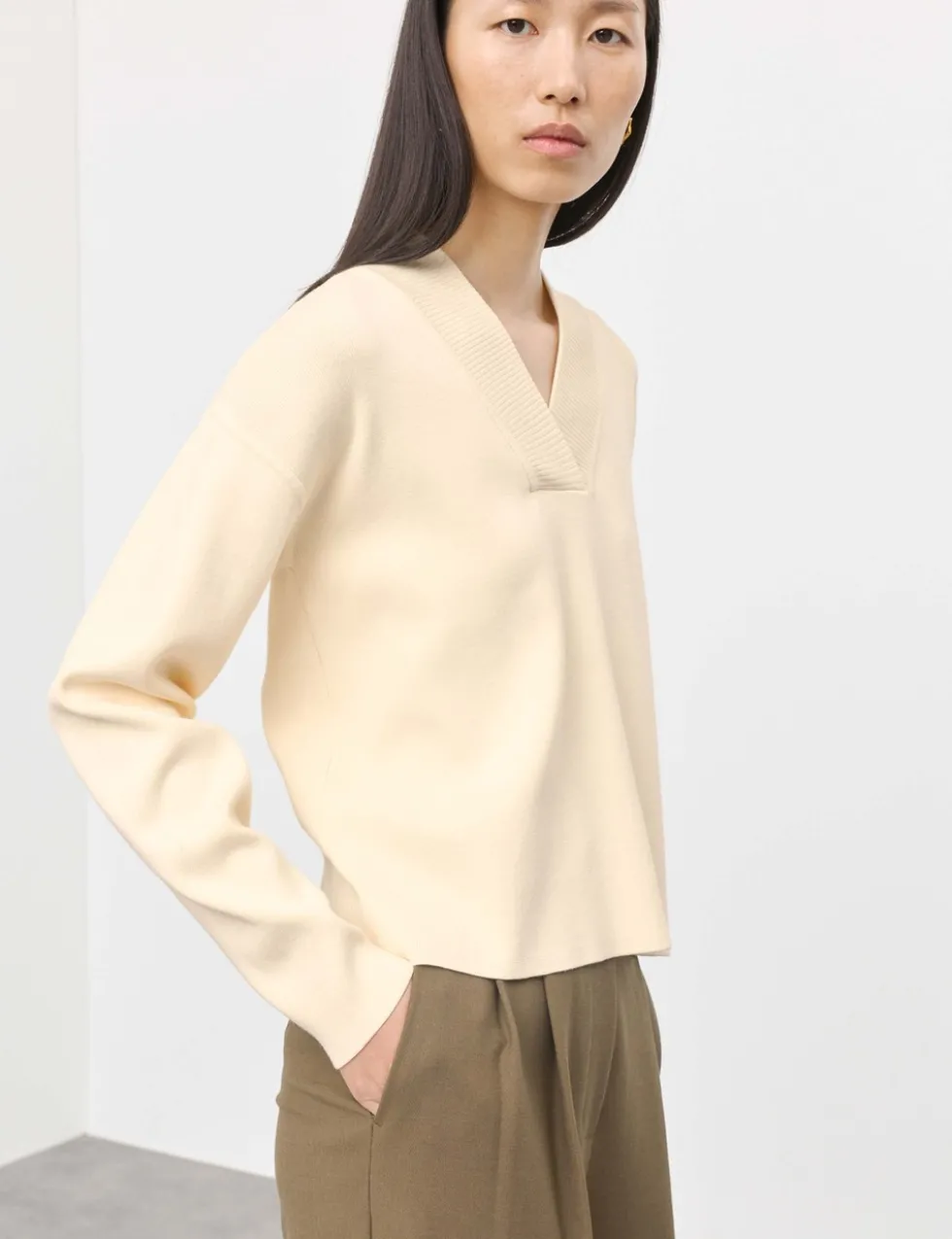 Ribbed Cropped V-Neck Jumper