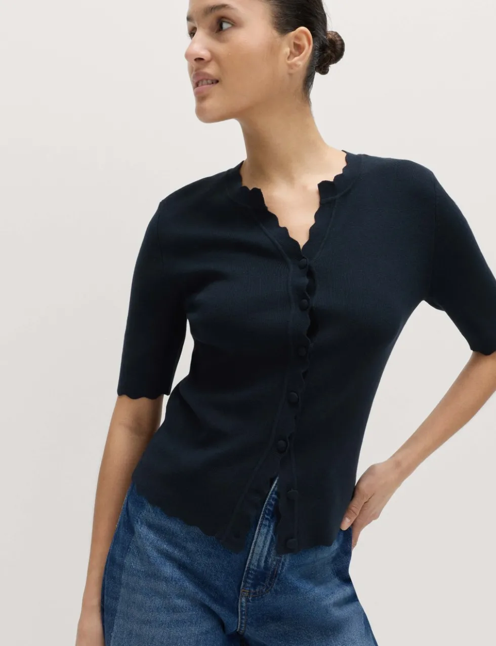 Ribbed Scallop Edge Slim Fit Cardigan
